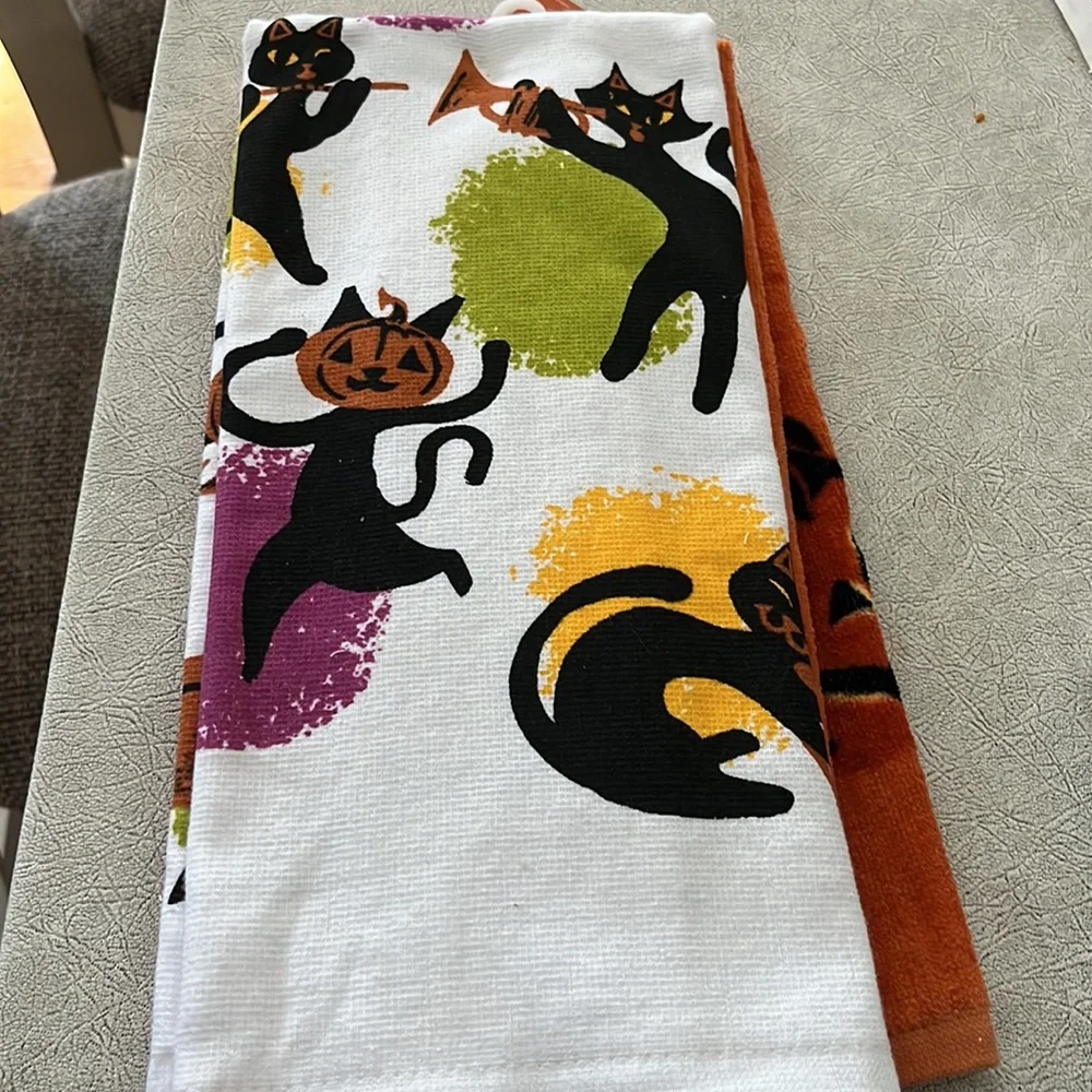 Halloween set of two kitchen towels NWT